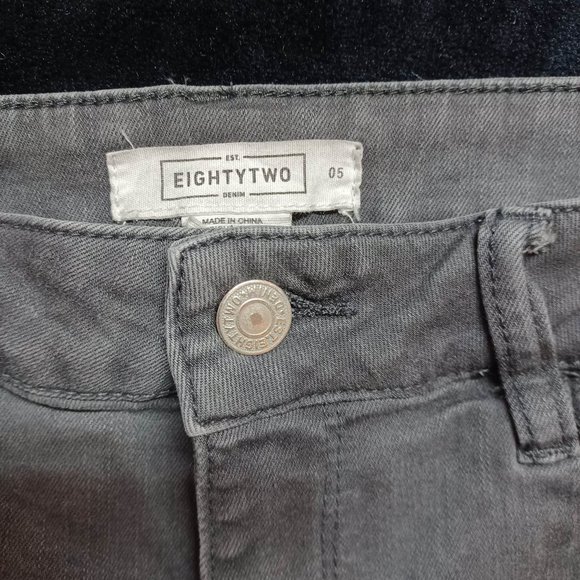 black/greyish / stretch jean shorts with pockets - Picture 3 of 4